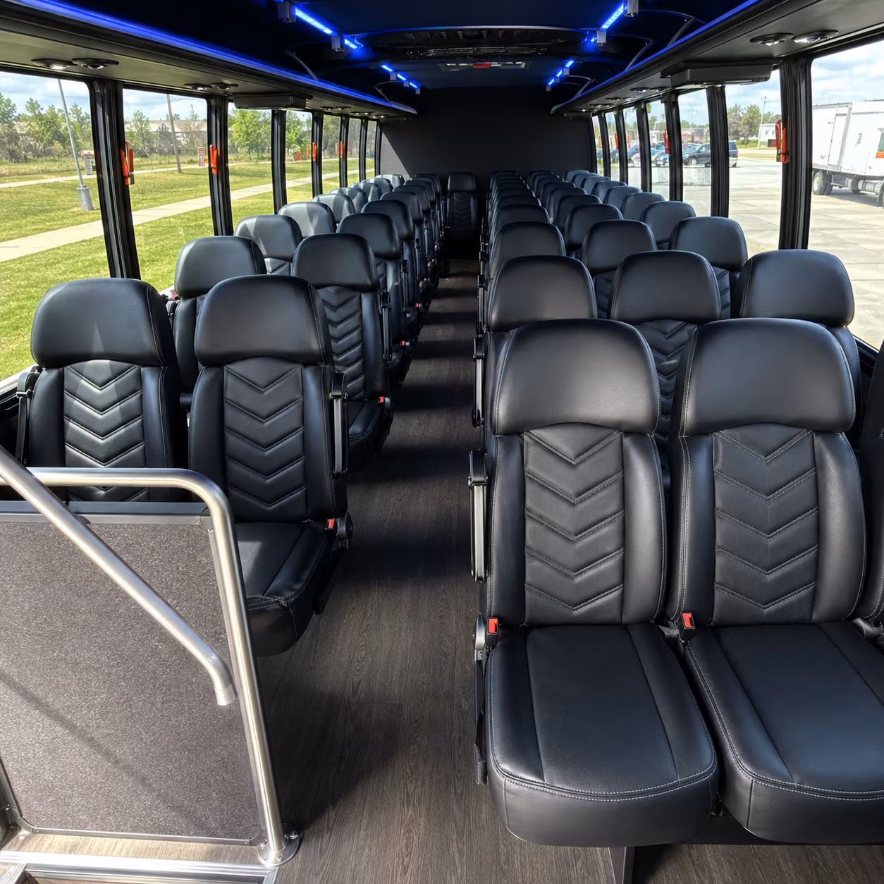 minibuses for zoo aquarium and animal science field trips near wyoming